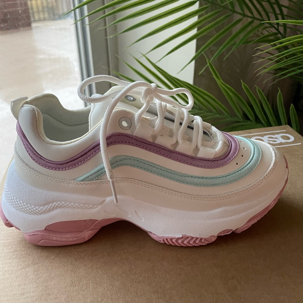 Fun, fashion platform sneaker !